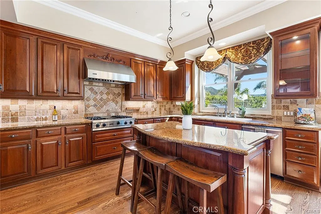 5 bed, 5128 sqft, $15,500 — Photo 3