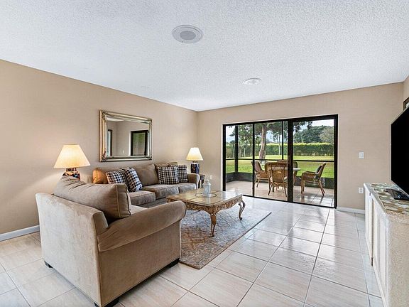 5th image of 10 Stratford Drive E #A