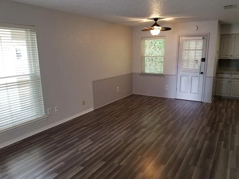 2430 Lakeview Cir — Photo 8