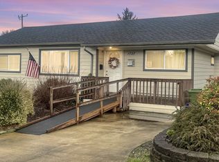 1727 Hayes St, North Bend, OR 97459