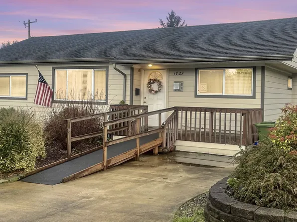 1727 Hayes St, North Bend, OR 97459