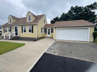 28 Glenwood St, Chicopee, MA 01013