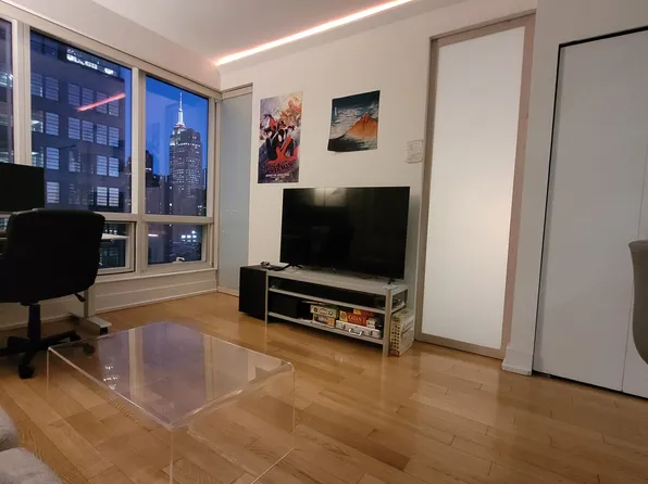 350 West 42nd Street image 2 of 13