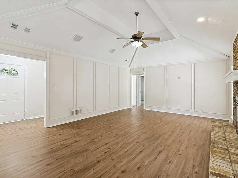 201 Nob Hill Pl — Photo 3