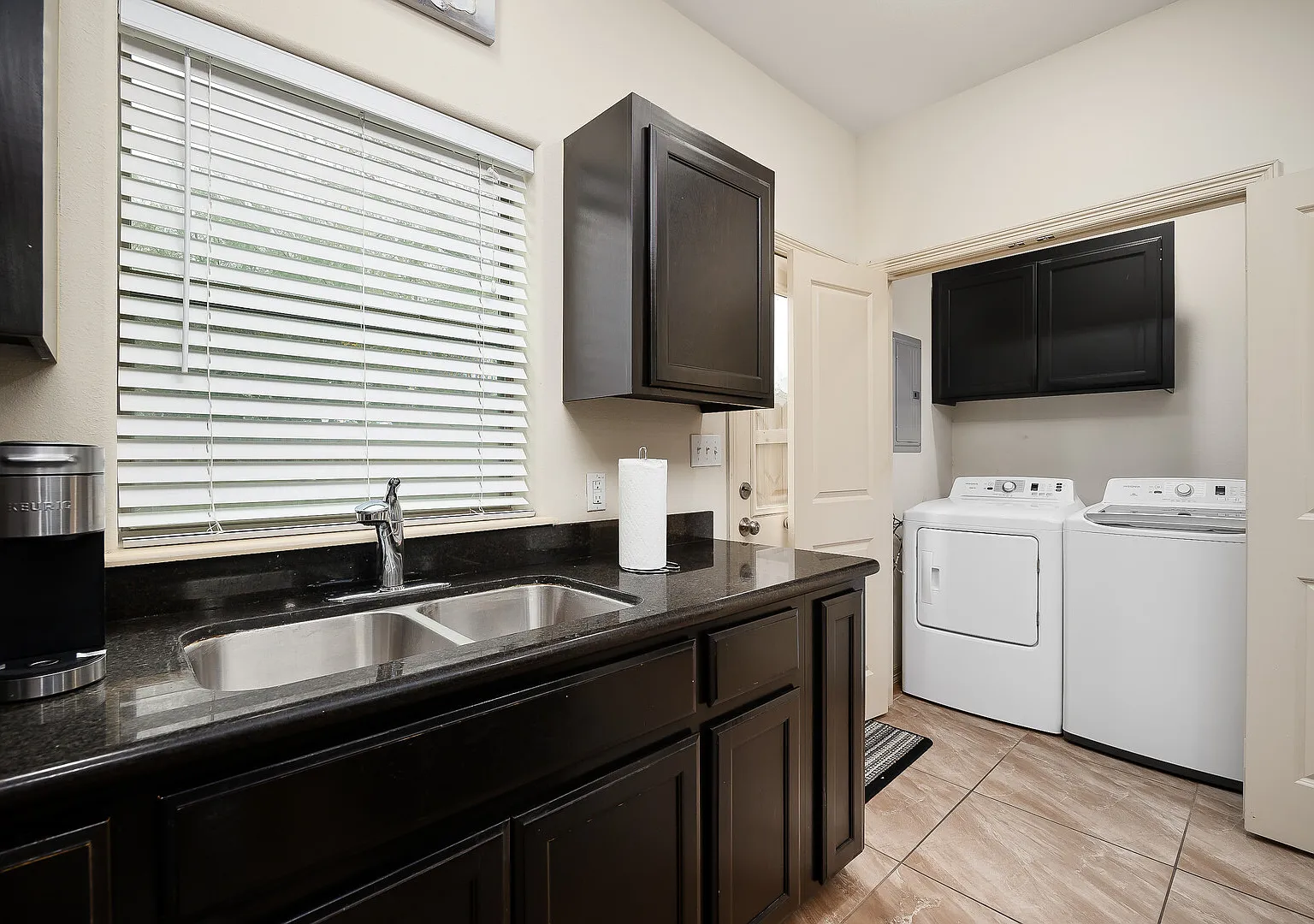 Spacious 3 Bed 2 Bath Apartment with Private Backyard — Photo 3