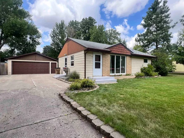 1608 5th St SW, Minot, ND 58701