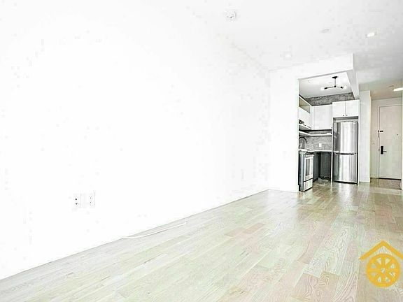 3rd image of 916 Bergen St #3C