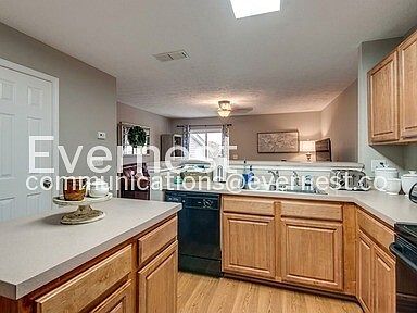 5th image of 157 Shadow Glen Dr