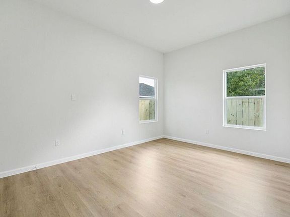 5th image of 422 New Hampshire St
