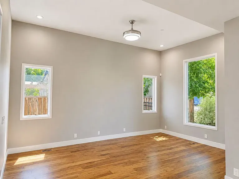 1372 University Ave — Photo 2
