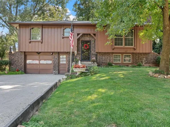 1403 Ridgeway Dr, Richmond, MO 64085