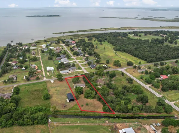 4237 S Main St, Anahuac, TX 77514