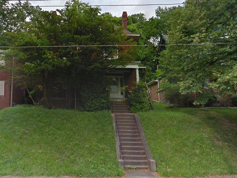Street view. Always plenty of parking pretty much right in front of the house. It is a very quiet neighborhood - perfect for the pandemic.