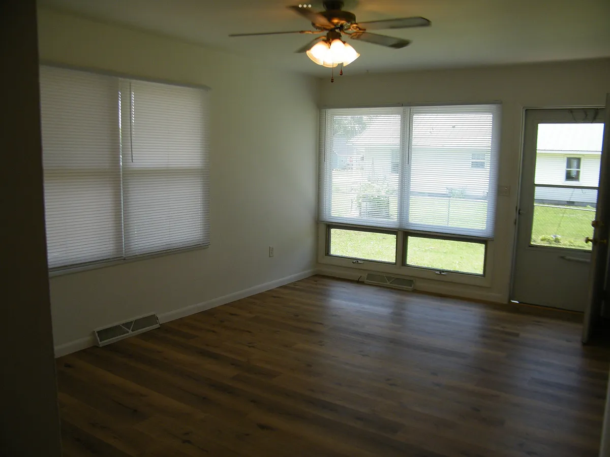 Building Photo - 605 W Locust St #A