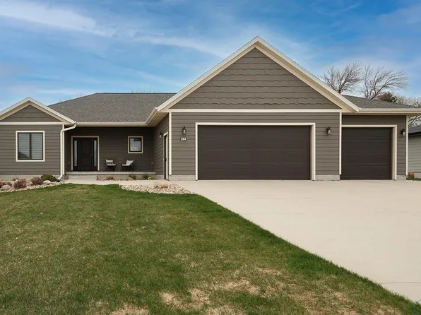 935 8th Ave SE, Sioux Center, IA 51250