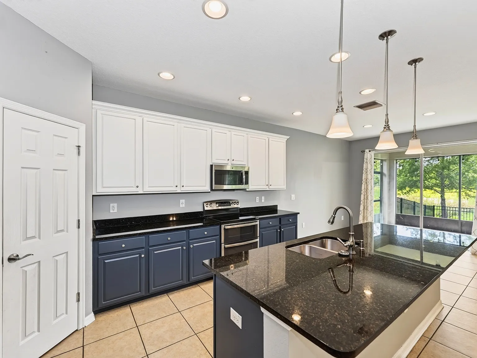 4 bed, 2.5 bath, 2449 sqft, $2,800 — Photo 2