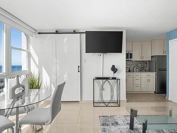 5th image of Cond The Diplomat 1126 Avenue Ashford Apt #Penthouse 4