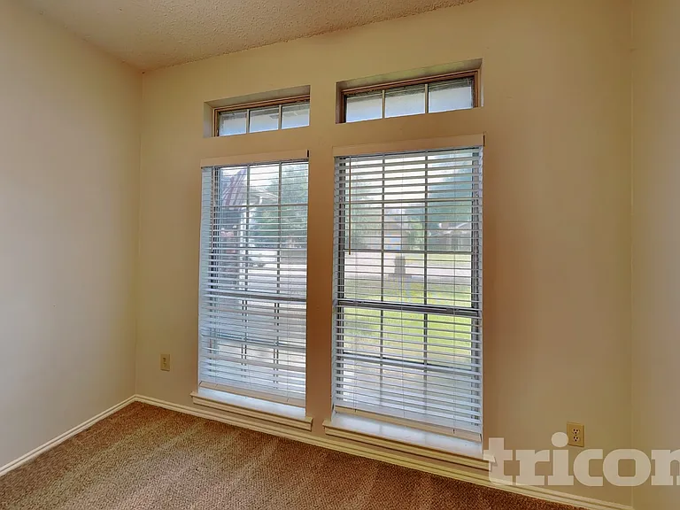 2851 Linden Ln — Photo 14