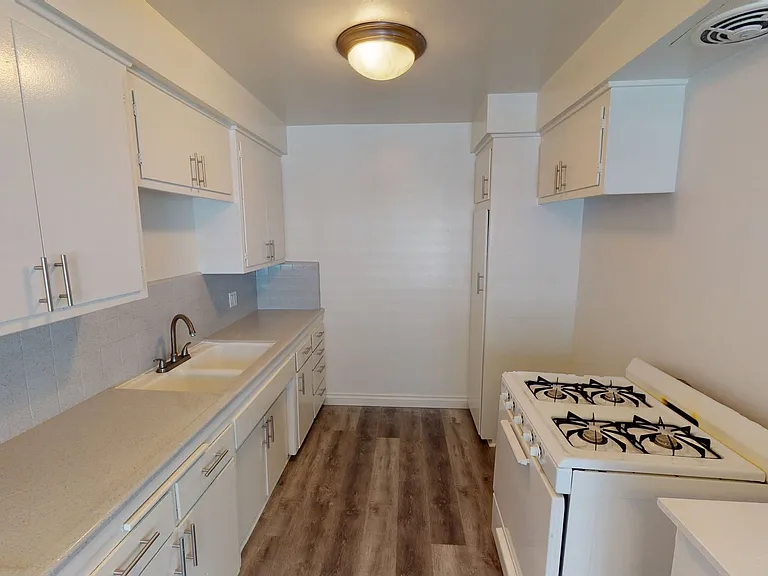 Stanley Gardens Apts - Spacious, Bright and Beatiful One Bedroom! CALL NOW! — Photo 3