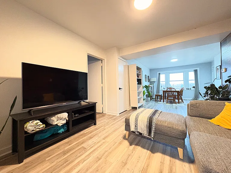 5737 Hobart St #4 — Photo 16
