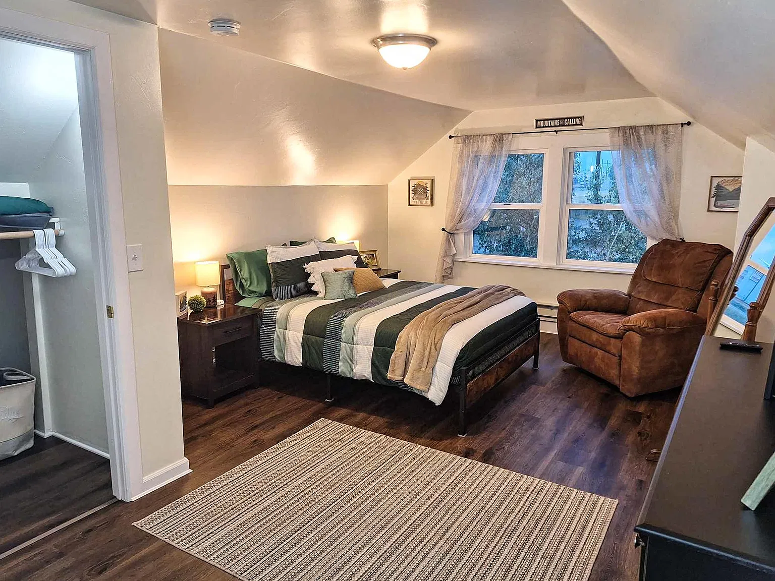2 bed, 1300 sqft, $2,100 — Photo 1