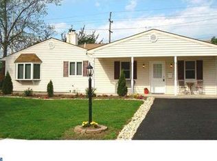 82 Old Brook Rd, Levittown, PA 19057