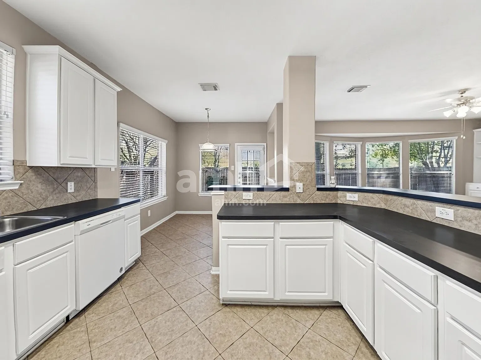 3 bed, 2.0 bath, 2318 sqft, $2,230 — Photo 4