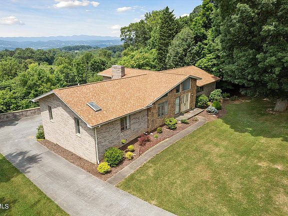 3rd image of 4204 Skyland Ln