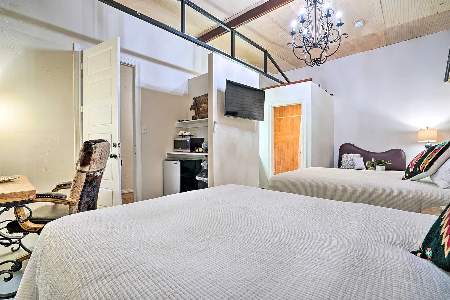Studio, 1.0 bath, 365 sqft, $1,741 — Photo 2
