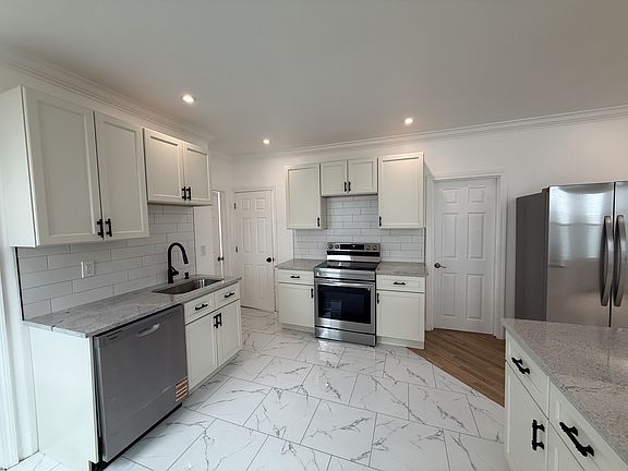 3rd image of 19 Reeves St APT 1