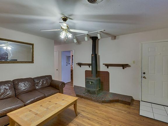 4th image of 302 Carolyn Dr