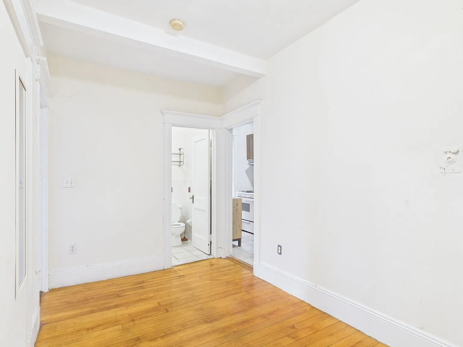 2 bed, 1.0 bath, 697 sqft, $2,450 — Photo 3