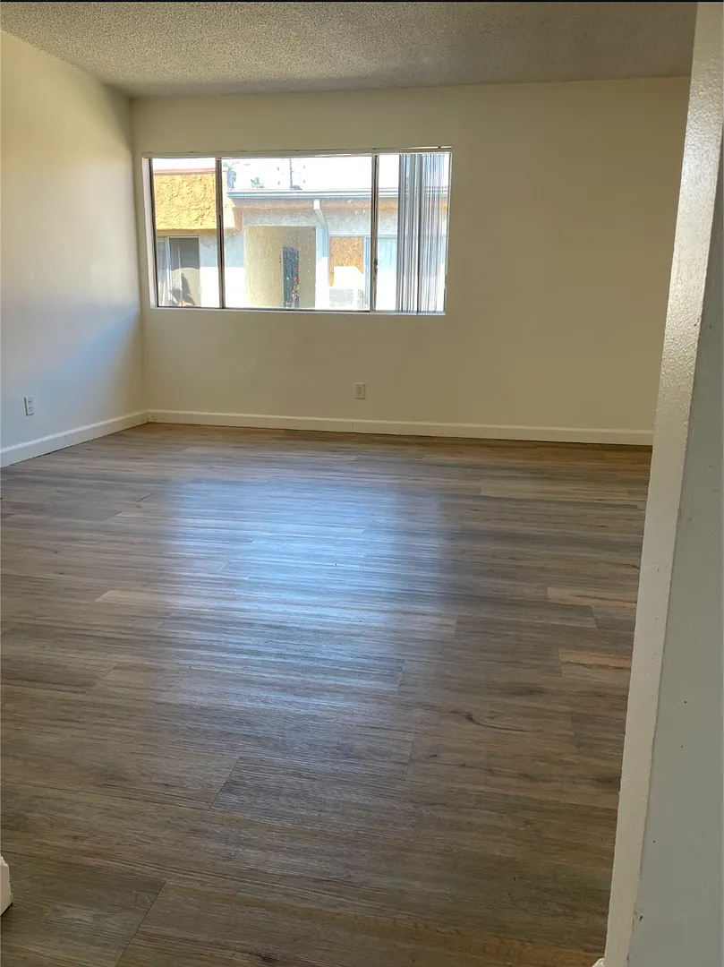 Large 2 bedroom 1 bath Apartment with private balcony. — Photo 3