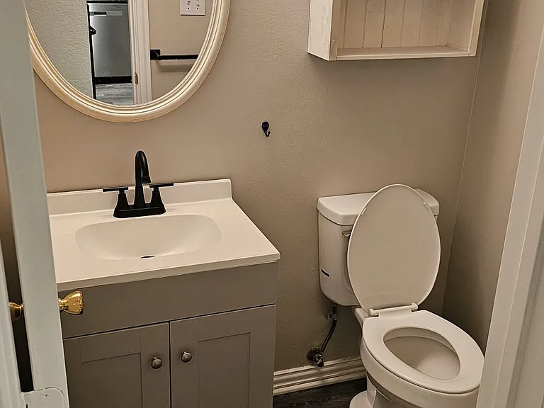 Hall/Guest bathroom