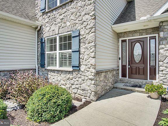 3rd image of 834 Tamanini Way