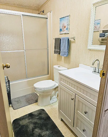 Guest Bath with Tub/Shower