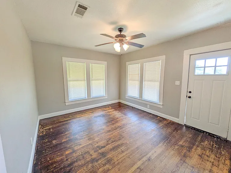 1102 Dallas St — Photo 3