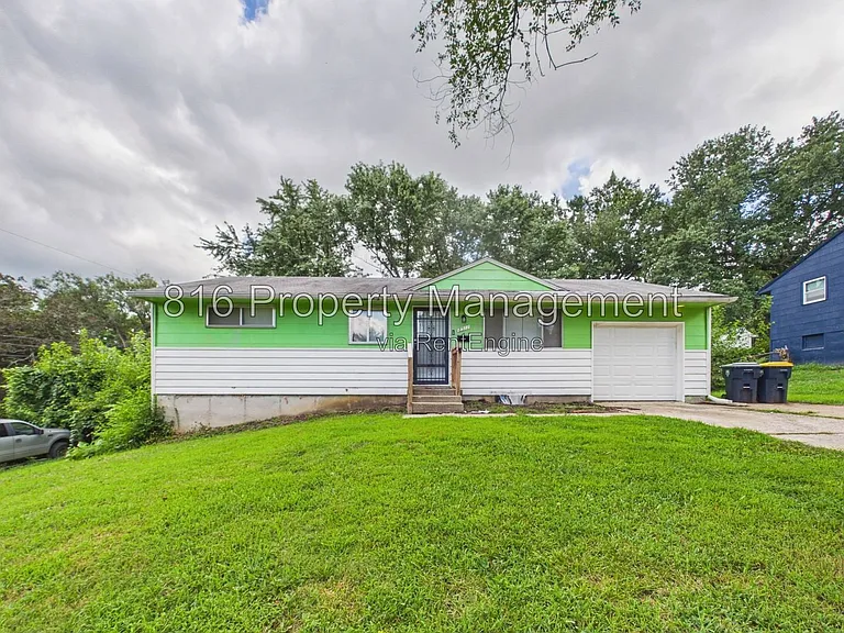 8511 Crystal Ave — Photo 1