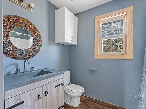 4th image of 209 E Hutchings St
