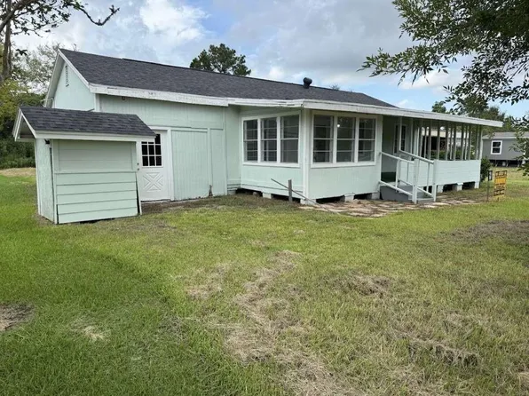 122 S Circle Dr, Liverpool, TX 77577