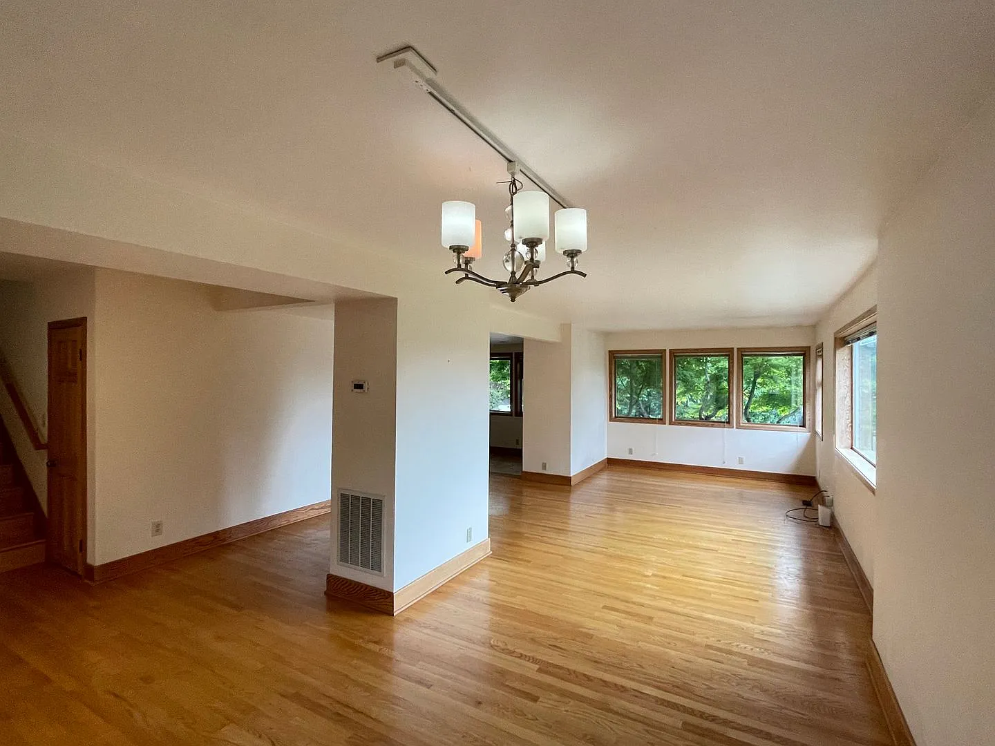 Spacious 5-Bedroom Magnolia Home with Rooftop Deck & Lake Views — Photo 4