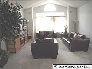 Spacious & Bright Living Room