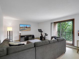 5607 Green Circle Dr APT 210, Minnetonka, MN 55343