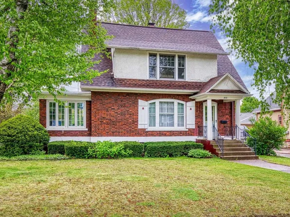210 W PINE STREET, New London, WI 54961