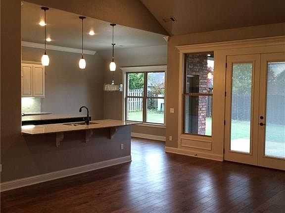 4th image of 2033 S Doral Dr