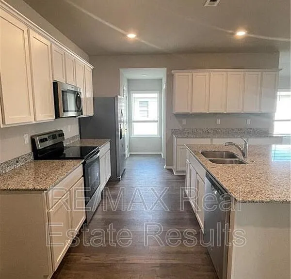 806 Comanche Dr — Photo 4