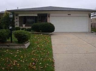 33114 Sherwood Forest Dr, Sterling Heights, MI 48310