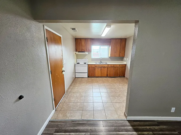 253 N Walnut Ave — Photo 5