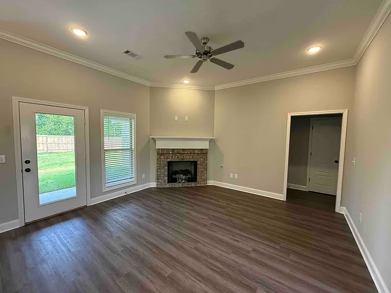 548 Patrick Farms Dr — Photo 2