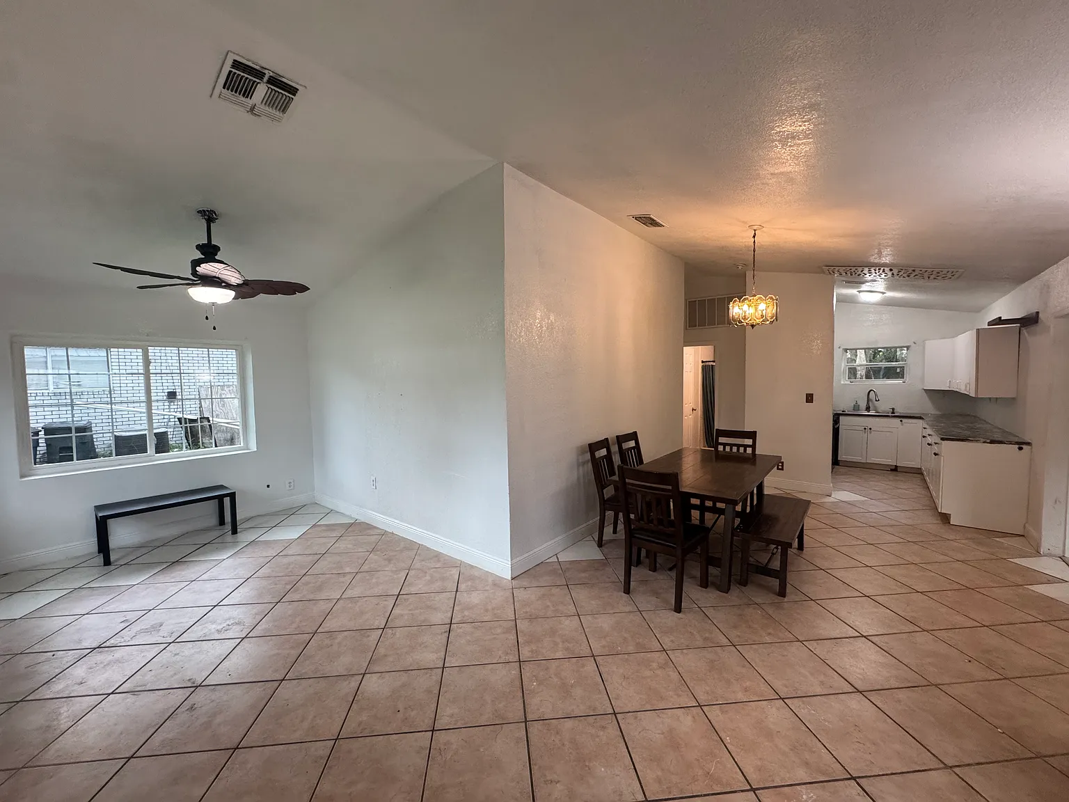 3 bed, 1089 sqft, $1,875 — Photo 2